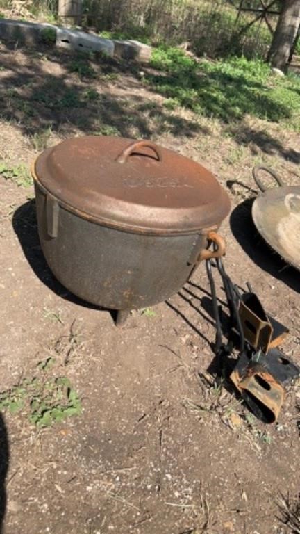 4 quart Bayou Classic cast iron Dutch Oven