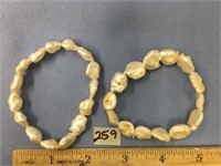 Two freshwater pearl bracelets     (k 15)