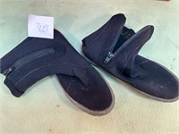 PAIR OF WATER BOOTIES SIZE 6 LIKE NEW