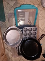 Bin baking pans glass dish cast iron frying PAN.