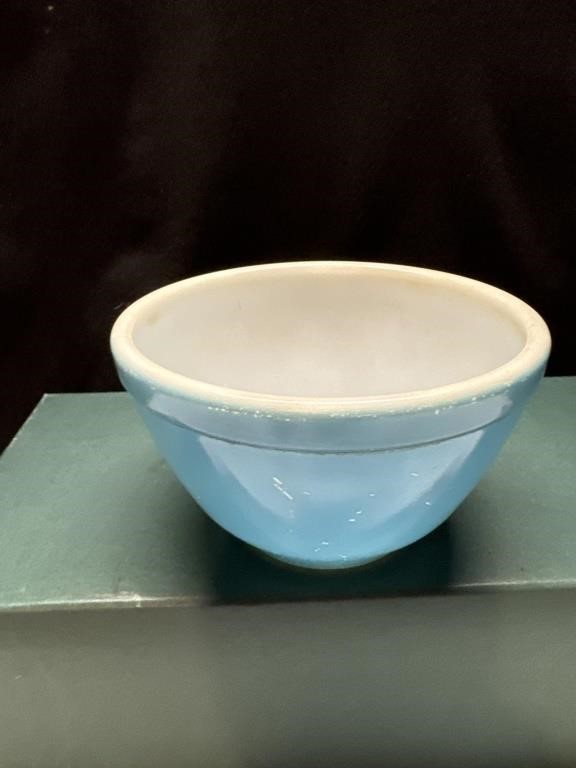 Pyrex Blue Small Mixing Bowl