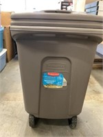 Rubbermaid Roughneck 35 Gal Wheeled Garbage Can