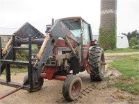 International 1586 tractor with loader