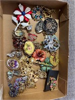 LOT: Vintage Brooches