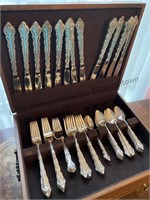 Assumed silver plated flatware set comes in a