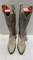 Size 8B cowboy boot