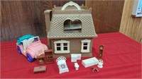 PLASTIC DOLL HOUSE WITH A VARIETY OF FURNITURE