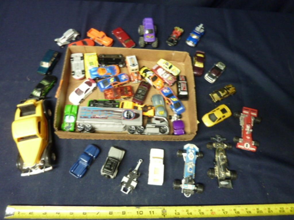 ASSORTMENT OF HOT WHEELS AND OTHER DIE CAST CARS
