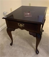 THOMASVILLE END TABLE WITH QUEEN ANNE LEGS, SOME