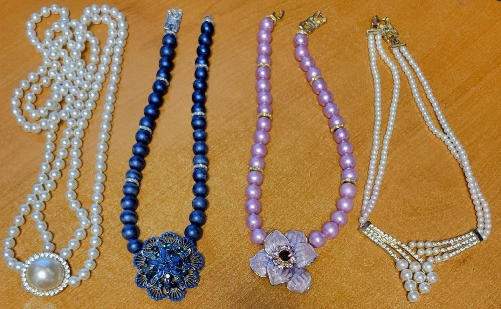 F - LOT OF COSTUME JEWELRY NECKLACES (B12)