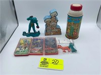 GROUP OF VINTAGE TOYS TO INCLUDE A THERMOS, MINI P
