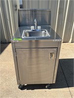 Qualserv Portable sink with hot water heater