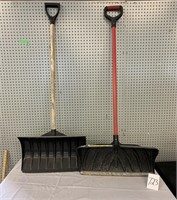 PLASTIC SNOW SHOVELS