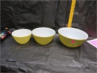 3 Pyrex Nesting Bowls (Largest = 2&1/2 Quart)