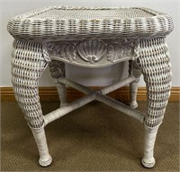 NICE WICKER END TABLE - CLEAN