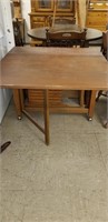 gateleg table with 4 folding chairs