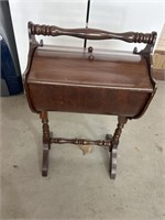 Vtg sewing stand with handle