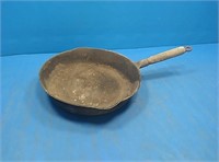 Sidney skillet with wood handle