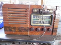 Vintage RCA Victor Tabletop Radio