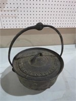 9" CAST IRON FOOTED KETTLE W/HANDLE & LID