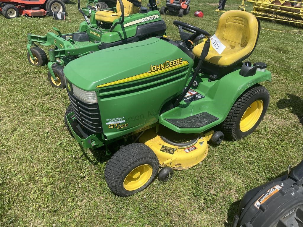 2002 John Deere GT225 Lawn Mower