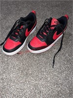4.5Y Nike Low courts