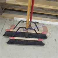 2 BROOMS & DRY MOP