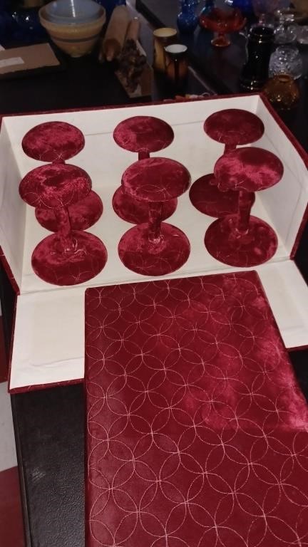 Set 6 red velvet hat stands & case / box