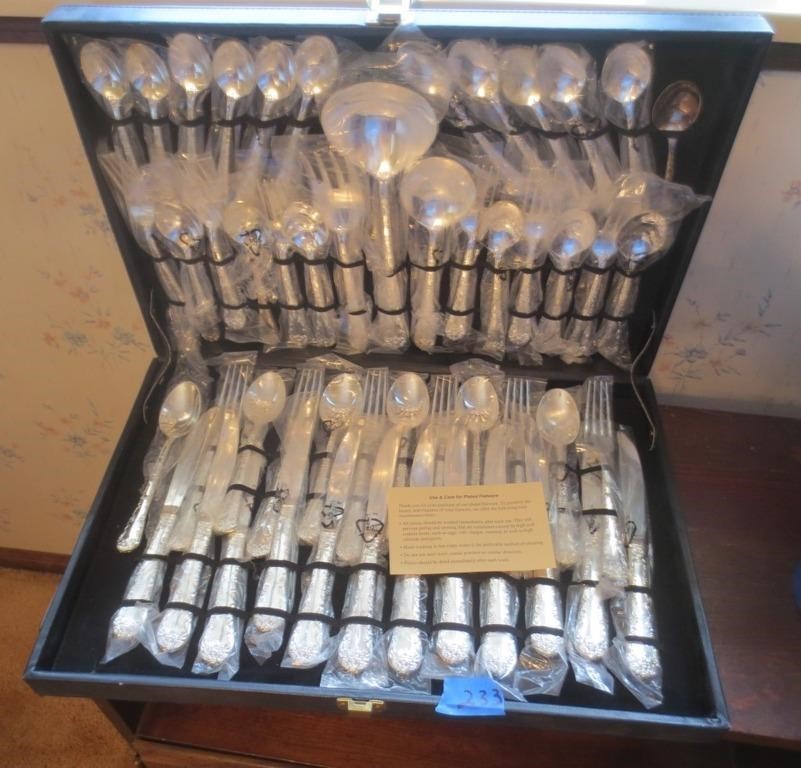 Flatware set in case