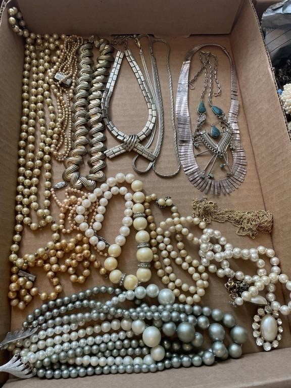 Lot of vintage artificial pearl strands and
