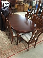 Incredible Thomasville dining table and 6 chairs