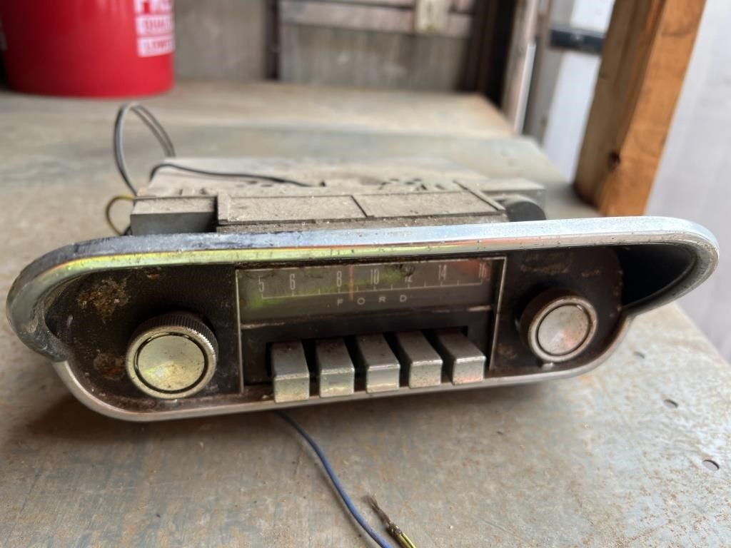 Ford Mustang AM radio