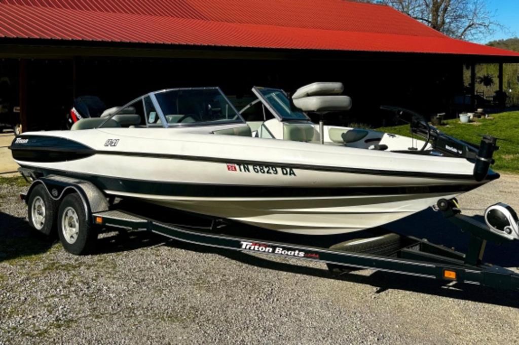 2000 Triton SF21 Fish & Ski Boat, 200HP Mercury