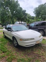 2001 Oldsmobile Intrigue GLS 4 door sadan white