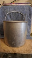 Vintage Round Metal Bucket w/handle