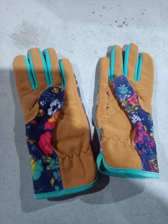 Wells Lamomt Size Small.gloves 1 Has Holes