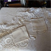 2 Doilie table runners & 6 napkins