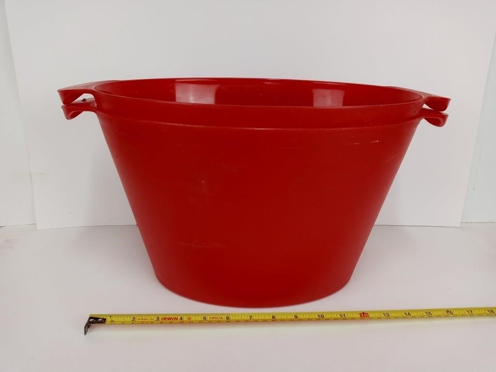 HD Designs Heavy Plastic Feeding Bucket Lot of 2