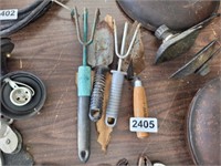 LOT OF GARDEN TOOLS