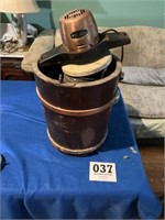 Signature ice cream freezer with wooden bucket