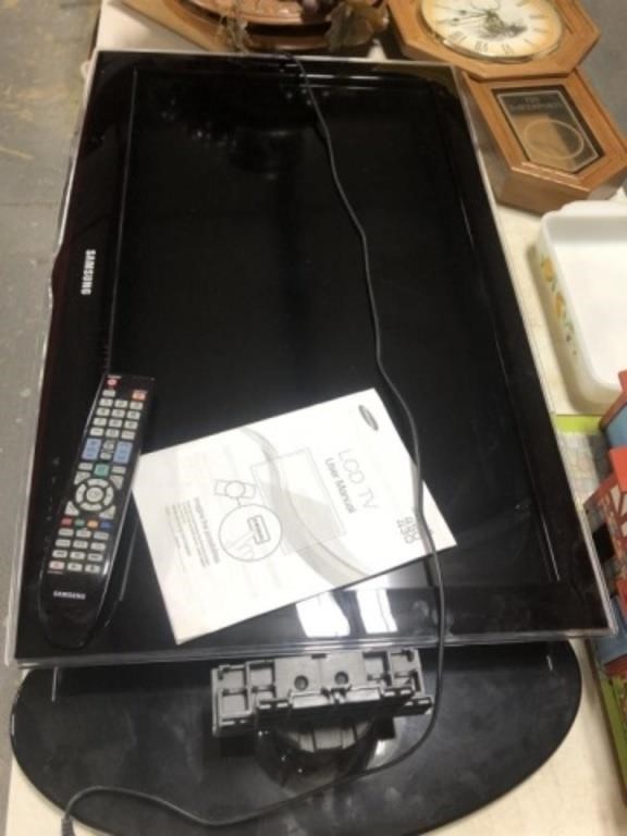 SAMSUNG FLATSCREEN TV W REMOTE