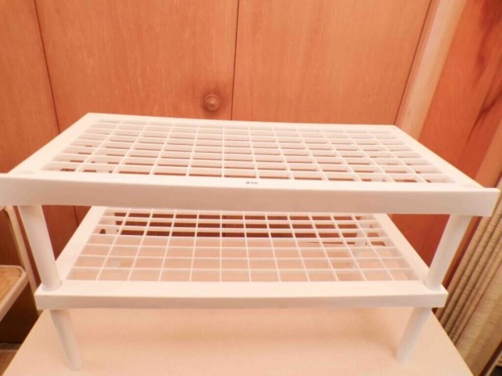 2 detachable plastic shelves