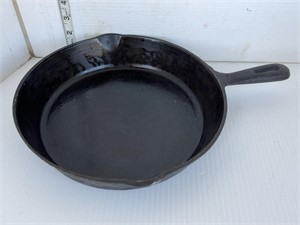 Cast fry pan