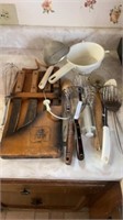 SET OF 4 KNIVES AND KITCHEN ITEMS