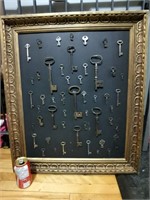 Très grand cadre antique avec clés authentiques