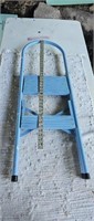 E5) 2 step small step ladder in good shape