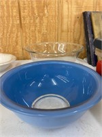 Pyrex 1.5l blue bowl