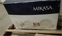 Mikasa Dish Set in Box