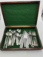 46 PC OF STAINLESS AND SILVERPLATE FLATWARE