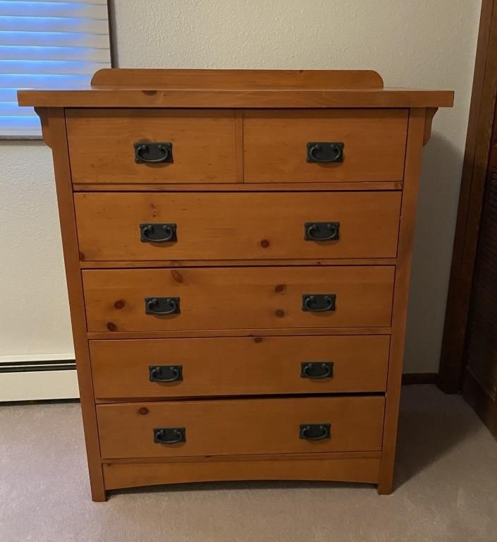 Pine Mission Style 5 dr. Dresser